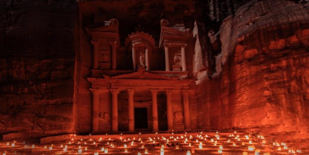 Petra bei Nacht / Das Schatzhaus (The Treasury) im Kerzenlicht (Titelbild)
