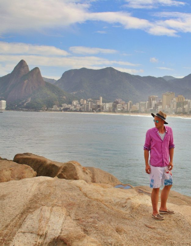 In Shirt und Shorts zum Sonnenuntergang am Strand von Ipanema – Rio de Janeiro